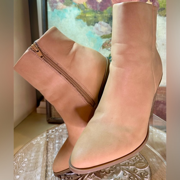 EUC Dolce Vita “Nemmy” Western Influenced Ankle Boots. Vegan Leather. Size 8.5 - Picture 5 of 15